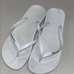 Ipanema Women's White Flip Flops size 8/ preowned